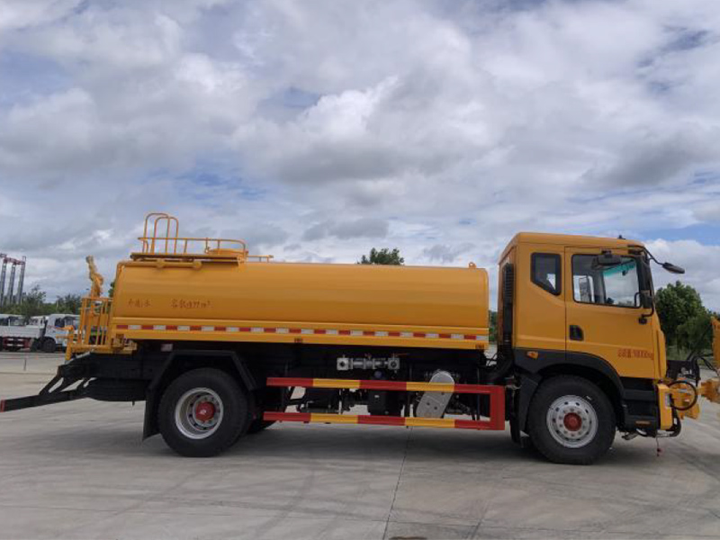 東風(fēng)D9城市護(hù)欄清洗車