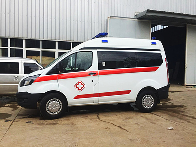 福特全順中軸柴油版運(yùn)輸型救護(hù)車(chē)