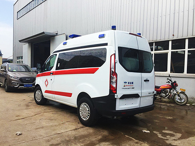 福特全順中軸柴油版運(yùn)輸型救護(hù)車(chē)
